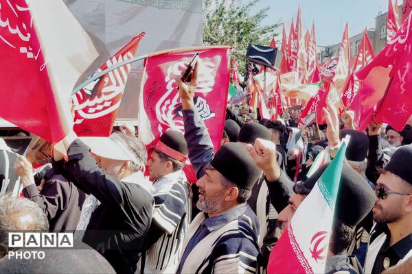 حضور پرشور جمعی از قوم بختیاری لردگان در آیین تشییع رهبر در میدان انقلاب تهران
