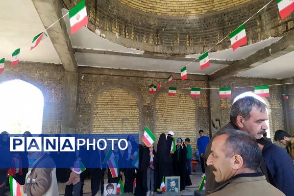 گلباران قبور مطهر شهدا در اولین روز دهه فجر 