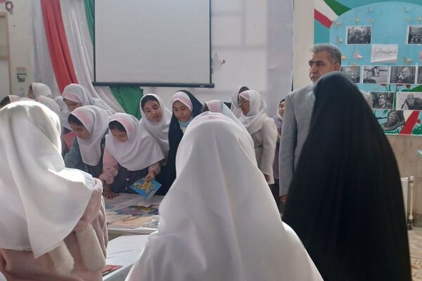 دوستی با کتاب در حیاط مدرسه نجمه