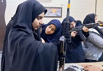 آشنایی دختران دانش‌آموز کهک قم با اسلحه و تیراندازی