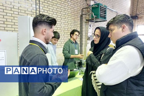 نمایشگاه دستاوردهای دانش‌آموزان هنرستان فنی حرفه‌ای‌ رباط‌کریم