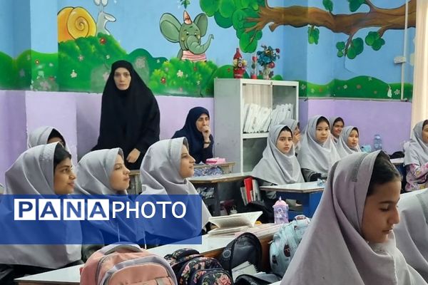 برگزاری مراسم به مناسبت ایام فاطمیه در دبستان راهیان نور ناحیه دو شهرری 