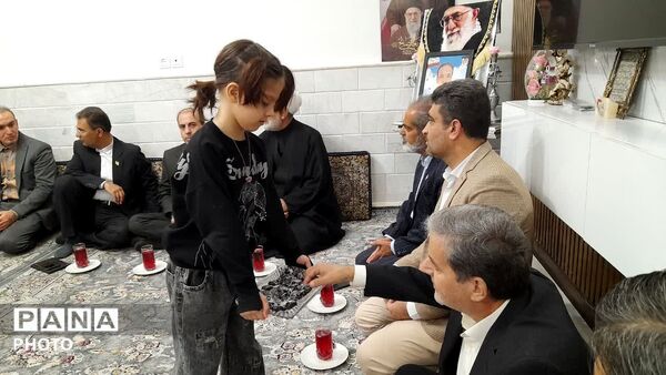 دیدار مسئولان آموزش و پرورش قم با خانواده شهید «حسین نجفی»