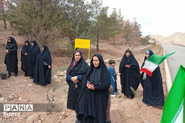 آیین کاشت نهال ودرختکاری به یاد رهبر شهید و دانش آموزان مدرسه شجره طیبه میناب در پاکدشت