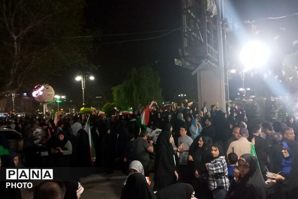 اهدای هدیه به دختران انقلابی دبستان حاتم ناحیه دو شهرری در میدان نماز 