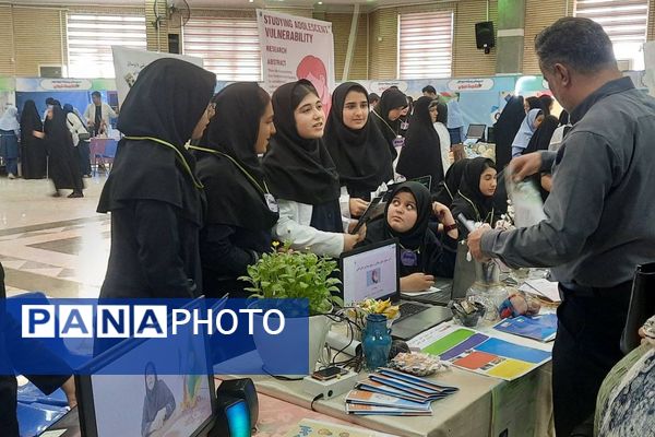برگزاری نمایشگاه دستاوردهای دانش آموزان دخترانه دبیرستان حکمت ناحیه دو شهرری 