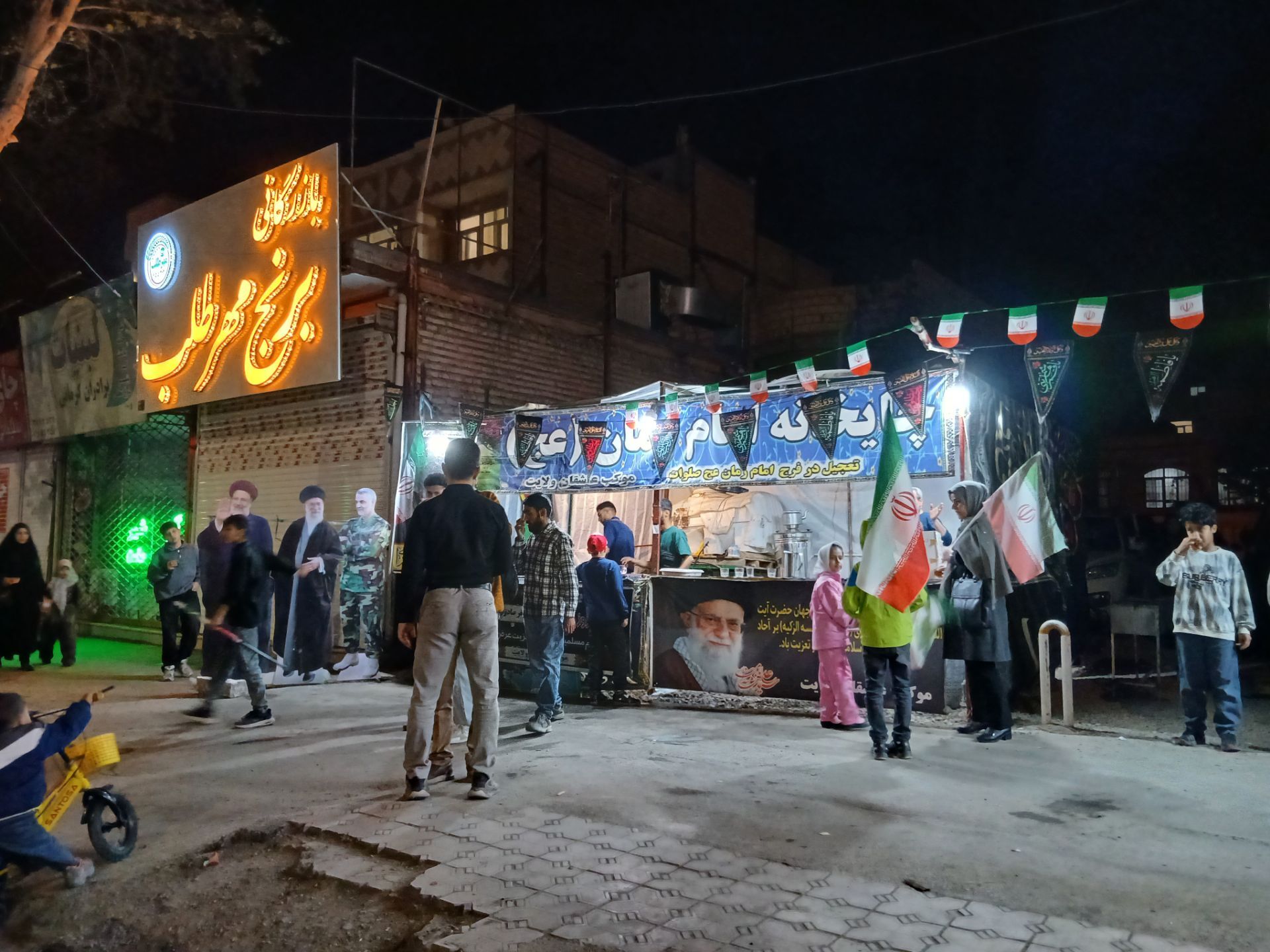 گذری بر چایخانه امام زمان (عج) در چهل و پنجمین شب از اجتماعات مردمی 