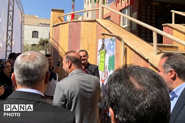 آیین نواختن زنگ جوانه ها در مدرسه شاهد نجمه ناحیه دو شهرری 