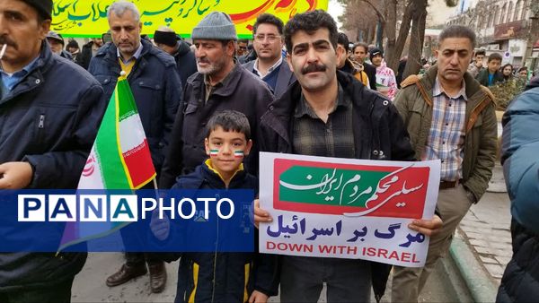 حضور پرشور دانش آموزان و مردم بروجرد در راهپیمایی ۲۲ بهمن 