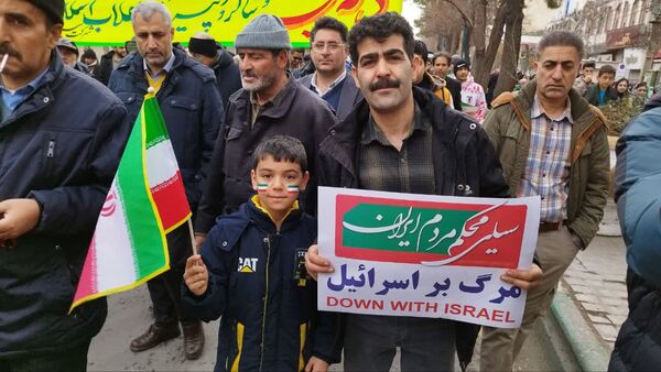 حضور پرشور دانش آموزان و مردم بروجرد در راهپیمایی ۲۲ بهمن 