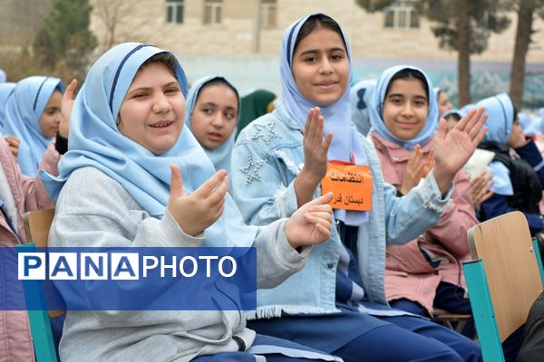 حضور خادمان رضوی در مدرسه قدر بهارستان‌دو