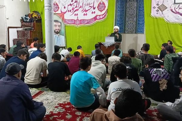 حضور دانش‌آموزان معتکف ناحیه دو شهرری در جلسات بصیرتی