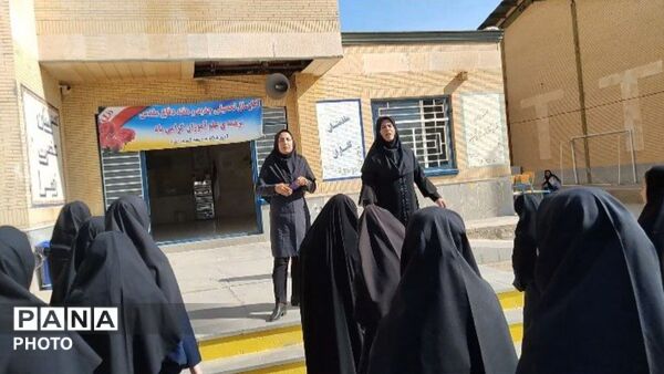 مانور بازگشایی هنرستان‌ حضرت زهرا(س) و صدیقه‌کبری(س) در شهرستان فامنین 