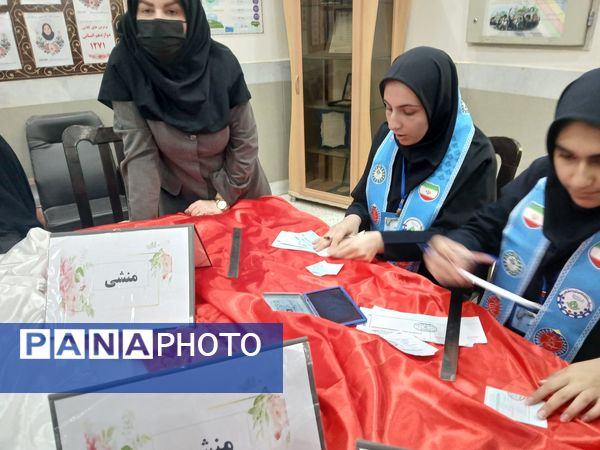 انتخابات شورای دانش اموزی در دبیرستان مهشید مصلی نژاد