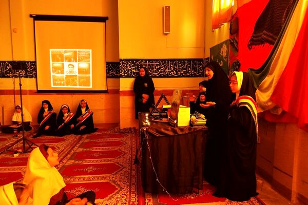 افتتاح کتاب «از ایرانمان دفاع کنیم» در دبستان ۲۲ بهمن با حضور مادر شهید عرشیان افشارمند