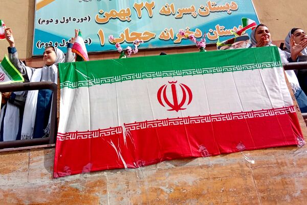 استقبال مدرسه حجاب از ۲۲بهمن 