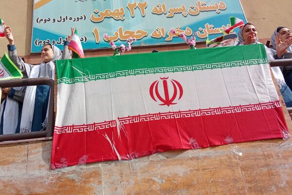 استقبال مدرسه حجاب از ۲۲بهمن 