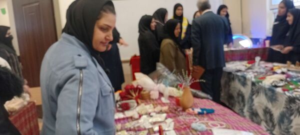 بازدید مدیر و پرسنل دبیرستان مادر مهربان خلیل آباد از بازارچه کار آفرینی
