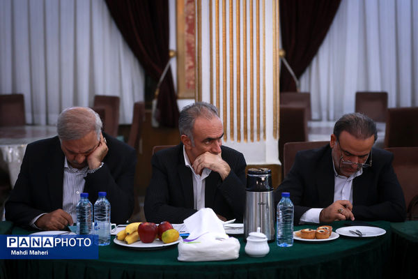 نشست صمیمی وزیر آموزش و پرورش با اعضای فراکسیون فرهنگیان