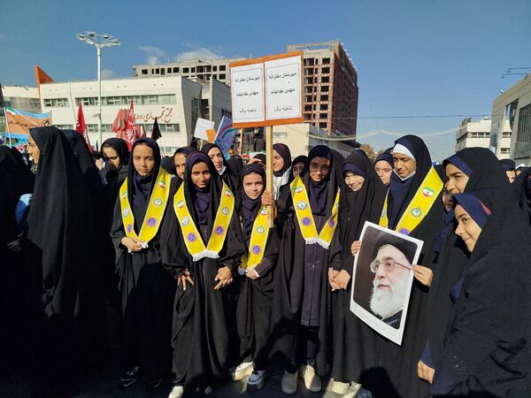 حضور پرشور دانش‌آموزان دبیرستان مهدی خدابنده در راهپیمایی ۱۳ آبان