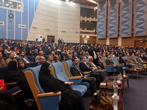 معلم قلب تپنده پایتخت دانایی