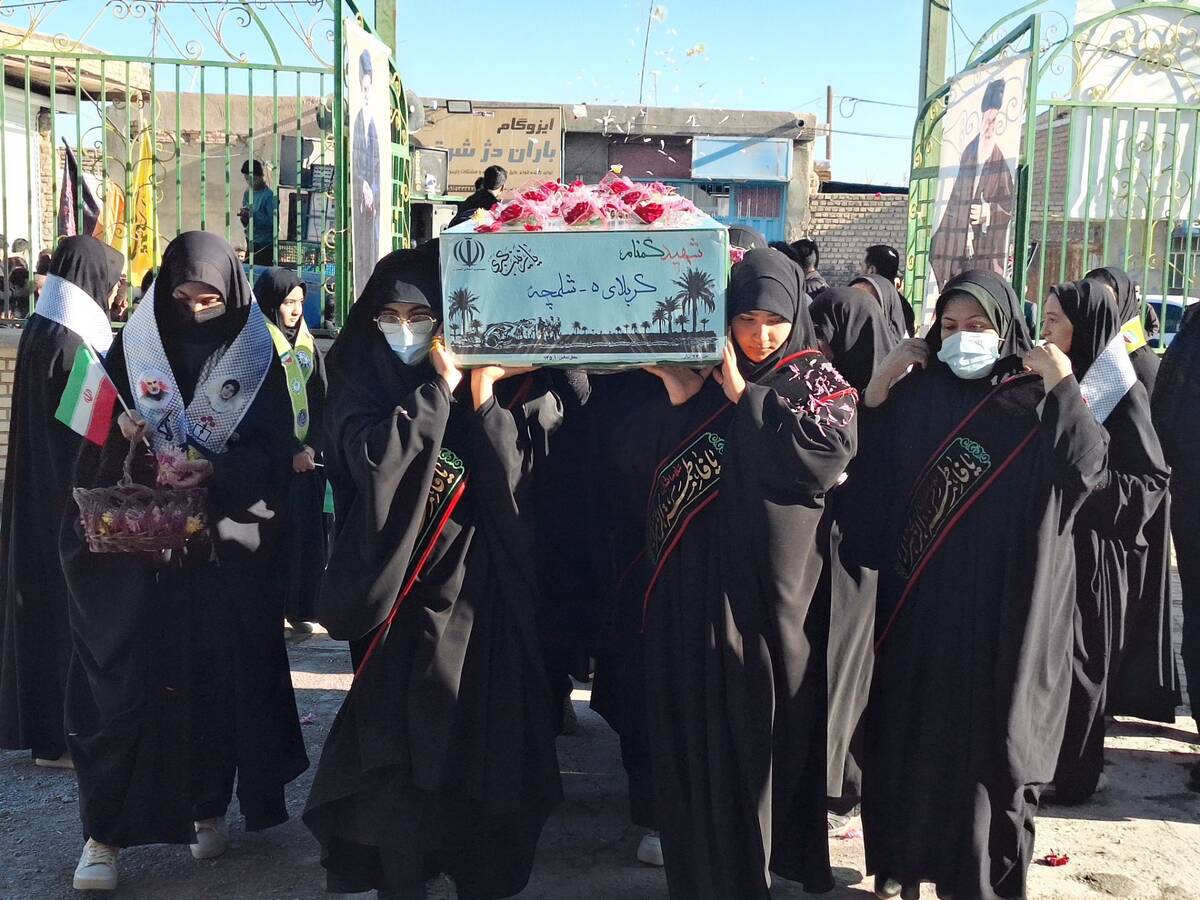 تشییع پیکر شهید گمنام به دست دانش آموزان و مردم روستای جابوز