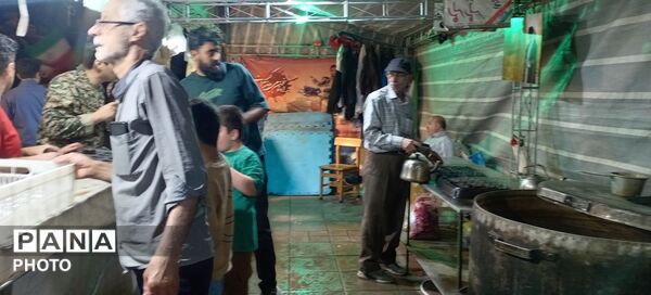 موکب چایخانه همچنان در کنار مردم فعال است
