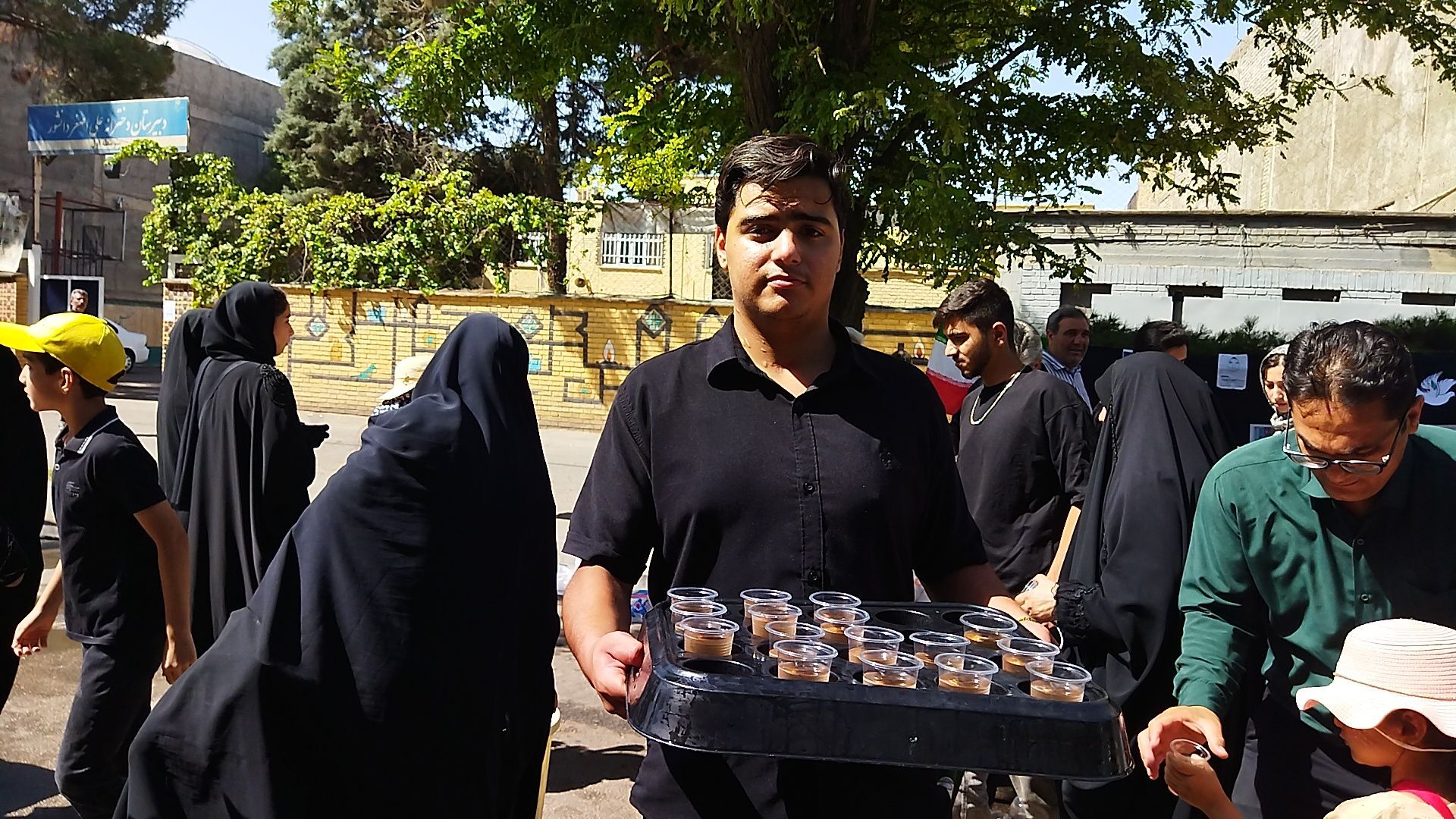 گذری بر فعالیت موکبی در بلوار جمهوری نیشابور در پیاده روی جاماندگان اربعین حسینی نیشابور‌ 
