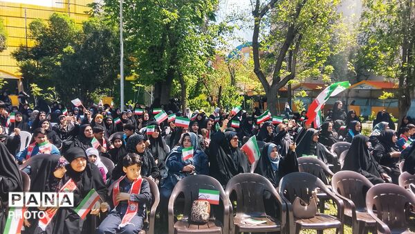 حضور فرهنگیان و دانش‌آموزان منطقه ۱۰ در مراسم چهلم شهدای دانش‌آموز شهر میناب