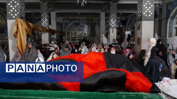 پرچم حرم حضرت عباس(ع) در مراسم اعتکاف شهرستان بن