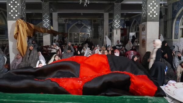 پرچم حرم حضرت عباس(ع) در مراسم اعتکاف شهرستان بن