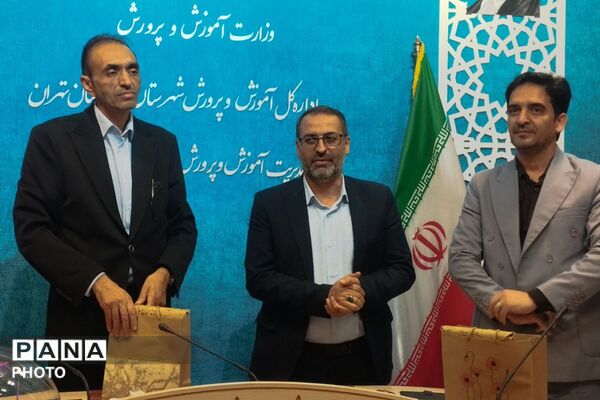 بزرگداشت هفته معلم و تقدیر از خدمات ارزنده مشاوران در بهارستان‌دو