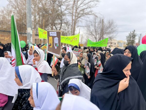 حضور پرشور فرهنگیان، دانش‌آموزان و اقشار مختلف مردم در راهپیمایی ۲۲بهمن