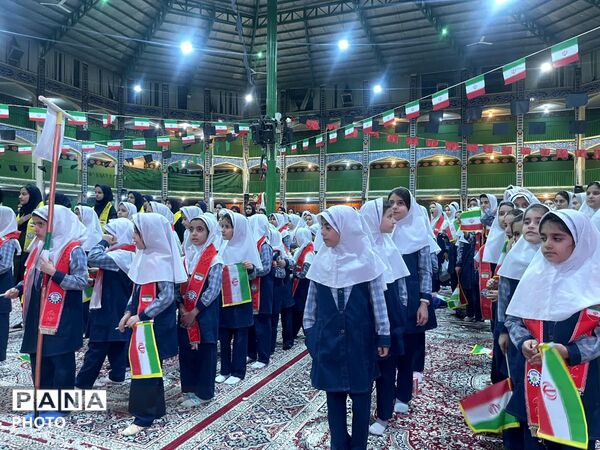جلوه‌‌ای دیدنی از شور دانش‌‌آموزان در برنامه سالروز تاسیس سازمان دانش آموزی در یزد