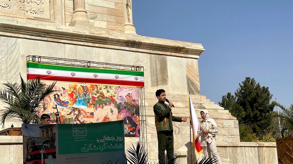 فرزندان ایران زمین در کنار آرامگاه حکیم‌ توس