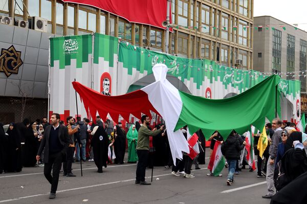 ٢٢ بهمن؛ روزى که دلها با قدم‌‌ها یکى میشود