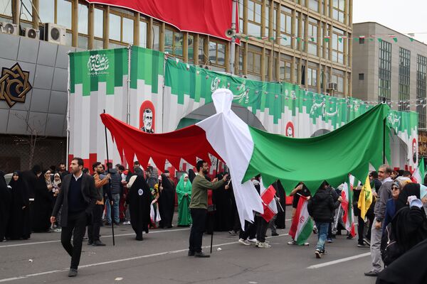 ٢٢ بهمن؛ روزى که دلها با قدم‌‌ها یکى میشود