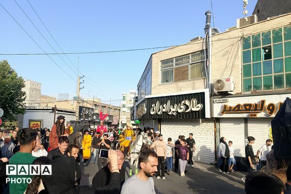 استقبال پرشور مردم شهرک امیریه از کاروان نمادین اسرای کربلا