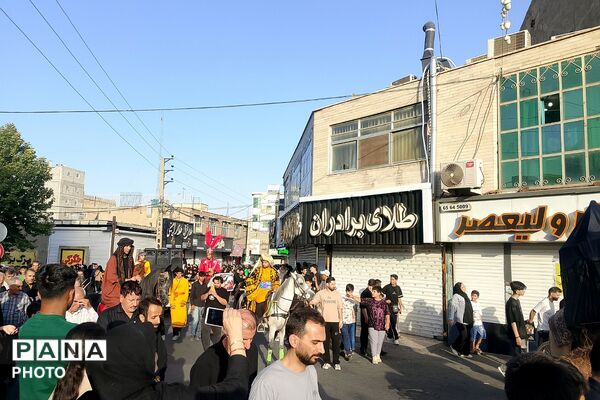 استقبال پرشور مردم شهرک امیریه از کاروان نمادین اسرای کربلا