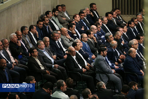 دیدار هزاران نفر از کارگران سراسر کشور با رهبر انقلاب