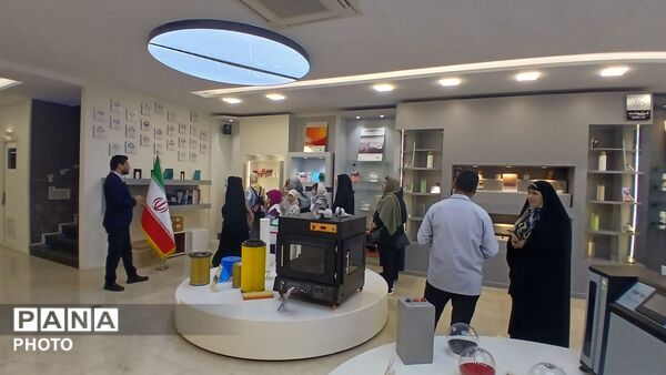  بازدید دانش‌آموزان تهران از ستاد فناوری نانو
