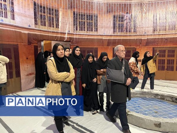 بازدید دانش‌آموزان دبیرستان فاطمه الزهرا از موزه عبرت