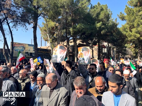 حضور موج چشم گیر مردمی در تشییع پیکر شهید بیت رهبری