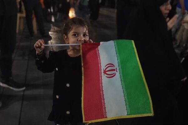 حضور مردم مبعوث شده نصف جهان در میدان علیخانی اصفهان 