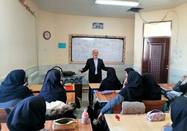 جلسه جهاد اسلامی حجاب و عفاف دختران در دبیرستان حاج مهدی روحانی شهرستان خلیل آباد 