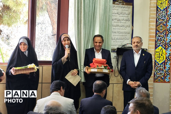 وزیر آموزش و پرورش میهمان دانش‌آموزان مدرسه شاهد دالکی