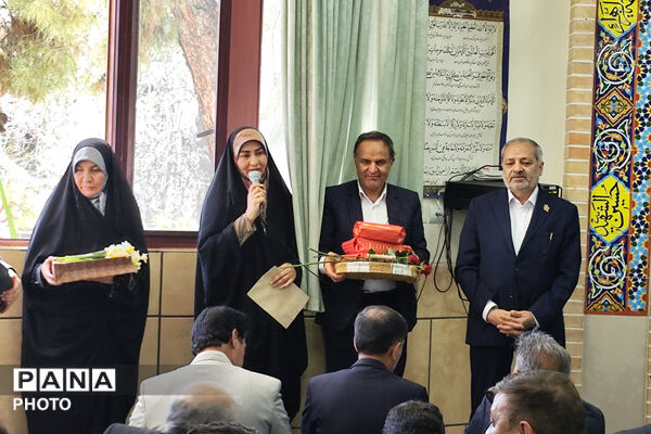 وزیر آموزش و پرورش میهمان دانش‌آموزان مدرسه شاهد دالکی