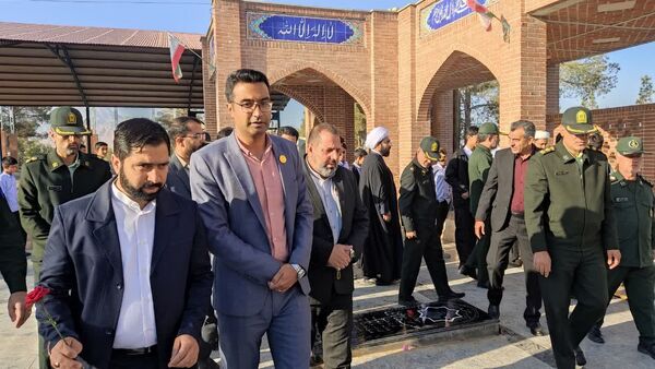 آغاز هفته بسیج دانش‌آموزی با غبارروبی مزار شهدای جوادالائمه توسط مسئولان و دانش‌آموزان بسیجی