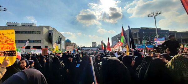 حضور دانش آموزان دبیرستان مهشید مصلی نژاد در راهپیمایی روز دانش آموز 