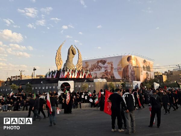  آخرین  وداع  ملت ایران با رهبر شهید در روز تشییع 